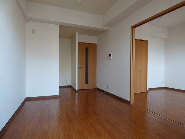 物件内観写真8　(こちらのリビングで趣味の時間をお楽しみください)