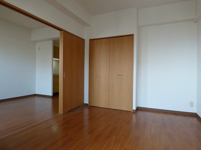 物件内観写真10　(落ち着いた色調の寝室です)