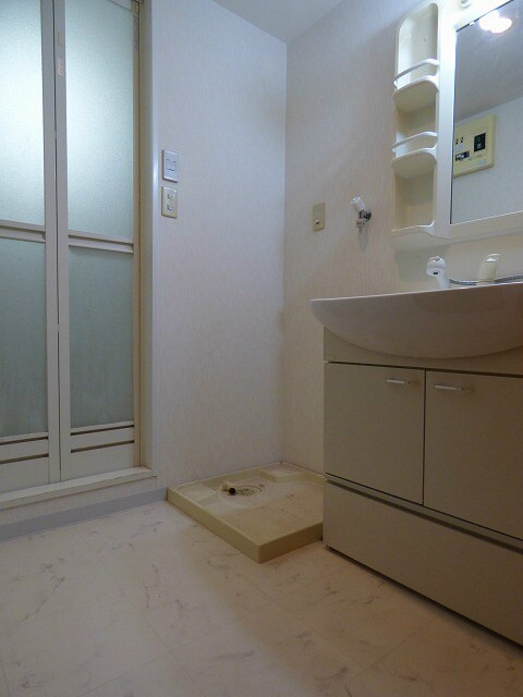 物件内観写真14　(朝の身支度には欠かせない独立洗面化粧台)