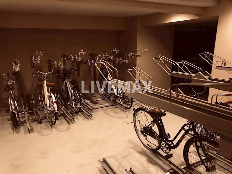 物件外観写真4　(屋根付き駐輪場)