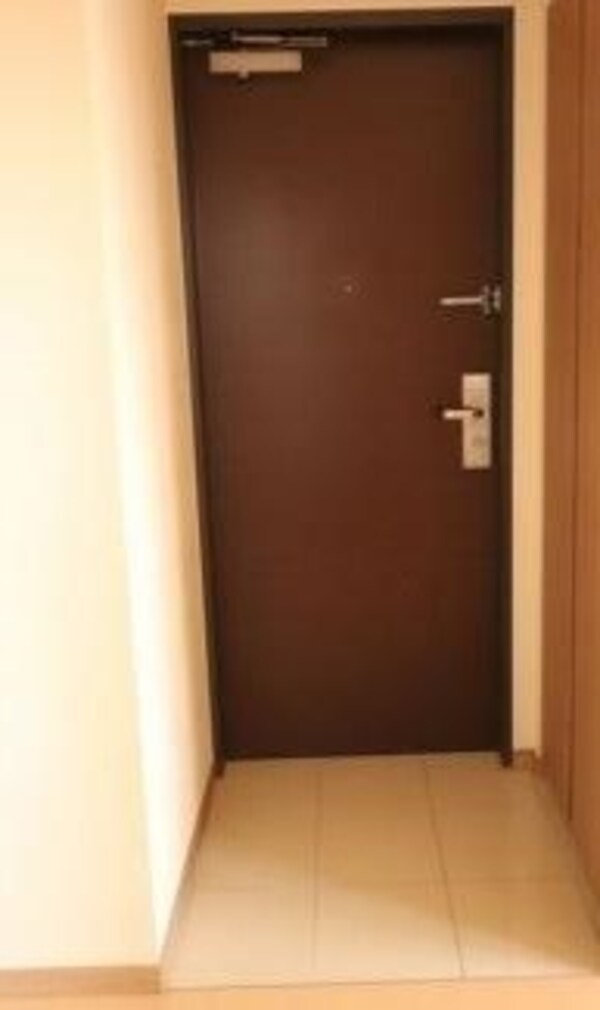 玄関(弊社は全物件仲介手数料半月分でご紹介可能雄です。)