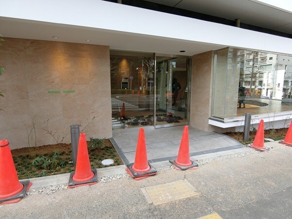 エントランス(当社は仲介手数料がお家賃の半月分+税♪)