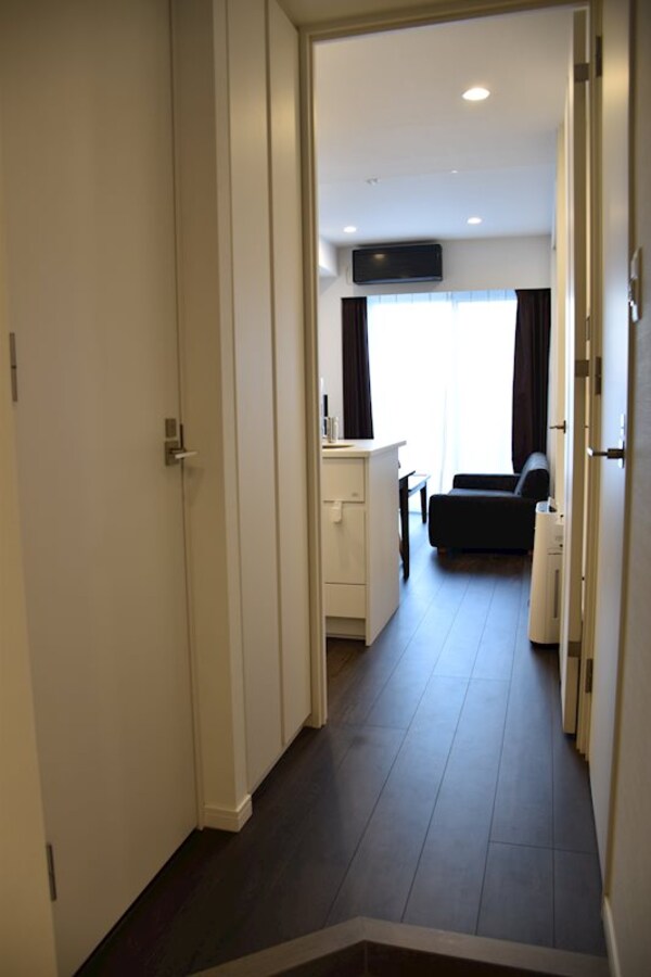 玄関(当店は都内全域の家具家電付き物件をご紹介可能です。)