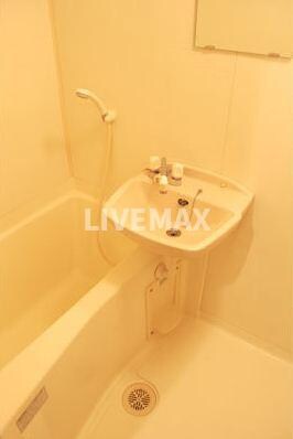 物件内観写真8　(白を基調とした清潔感のあるバスルーム)