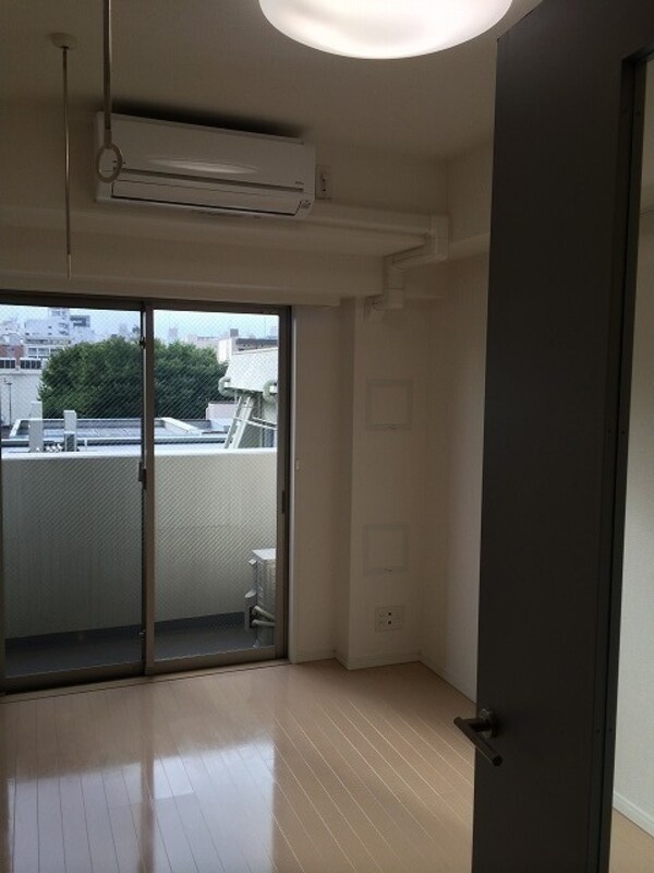 寝室(※同じタイプ別号室参考写真)