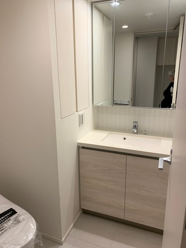 物件内観写真12　(収納完備の洗面台)