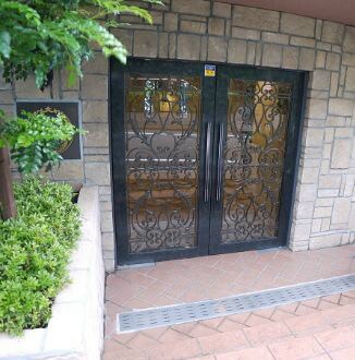 物件外観写真4　(～素敵なエントランスでお出迎え～)