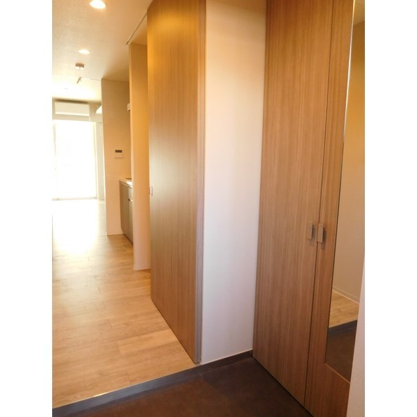 物件内観写真6　(★姿見鏡付き玄関★)