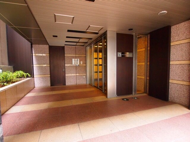 物件外観写真5　(～広々としたロビー～)