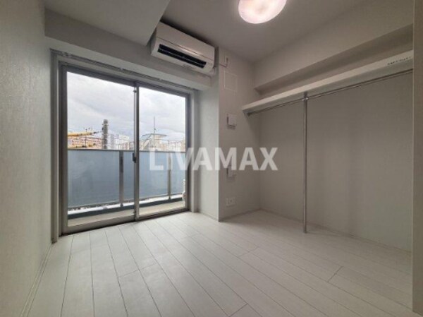 居室(別号室につきフローリングが異なります。)