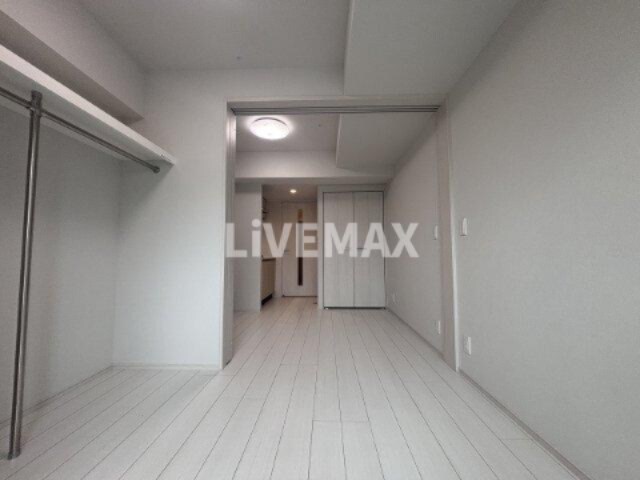 物件内観写真8　(別号室につきフローリングが異なります。)