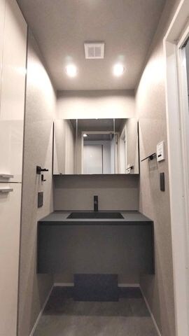 物件内観写真10　(ゆったりとスペースのある洗面所)