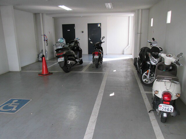 物件外観写真3　(バイク置場)