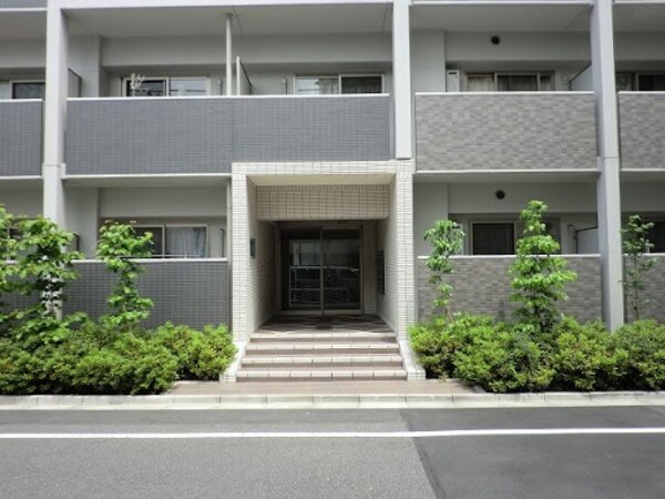 エントランス(～弊社では仲介手数料が賃料の半月分+税～)