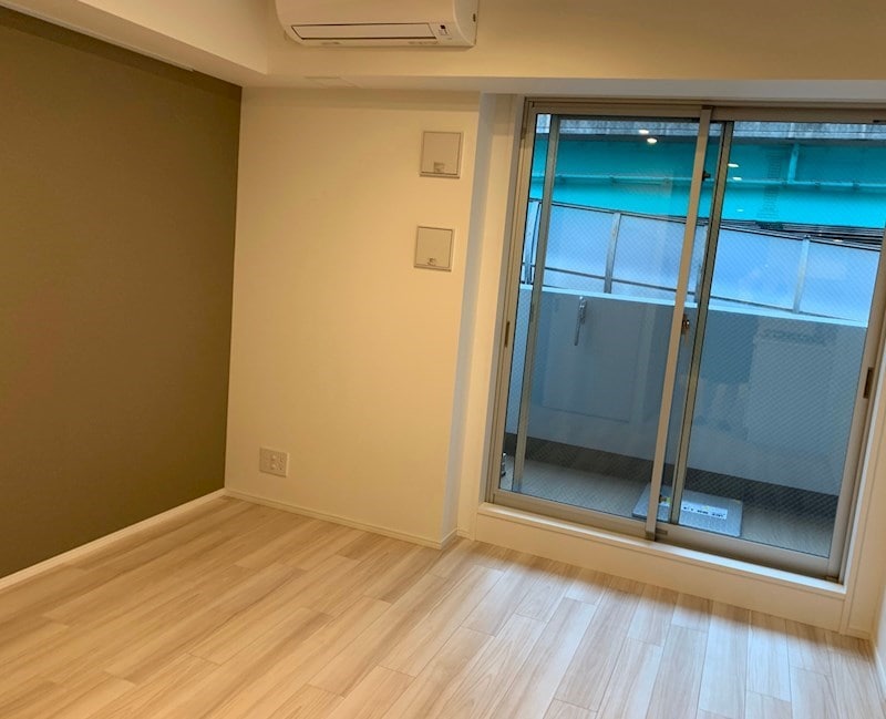 物件内観写真6　(開放的なリビング)