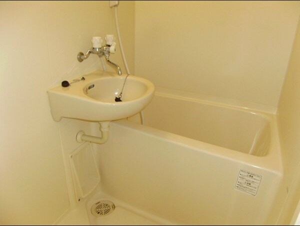 物件内観写真10　(家電・家具が1式揃っております。)