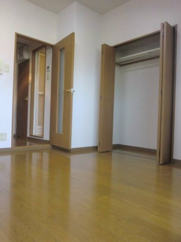 寝室(当店は都内全域の家具家電付き物件をご紹介可能です。)