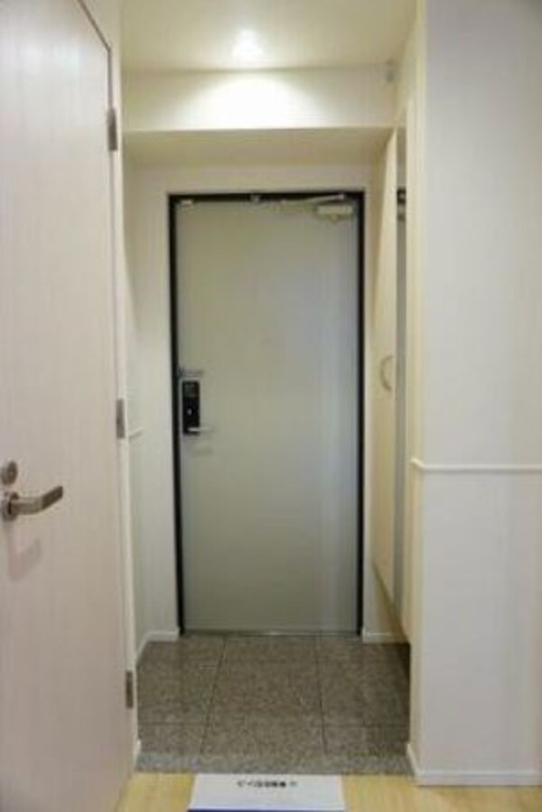 玄関(※同じ間取り別号室参考写真)