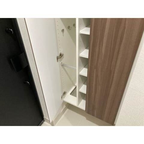 物件内観写真15　(玄関収納)