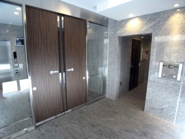 エントランス(★弊社の仲介手数料は賃料の半額＋税です★)