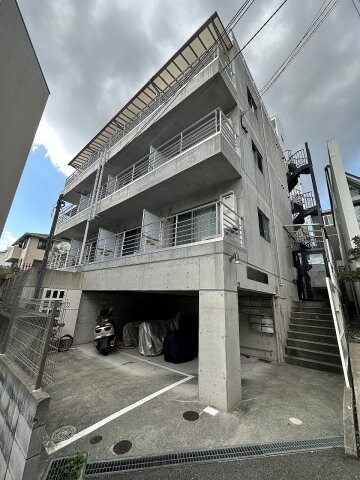 物件外観写真1　(☆実質は2階です！)