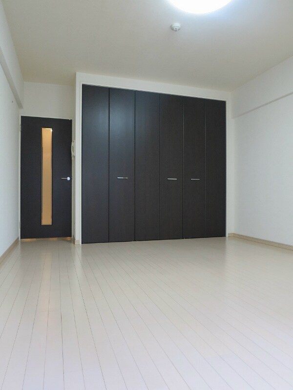 物件内観写真4　(☆10帖ある洋室！広いです！)