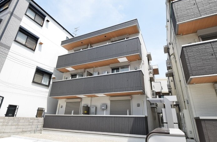 物件外観写真1　(※ZEH搭載物件！発電中の余剰電力を各部屋で利用できます！)