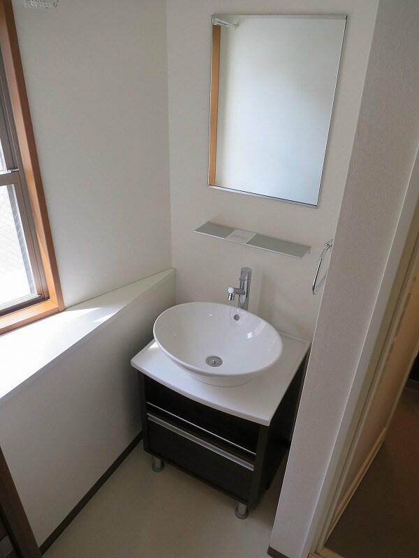 物件内観写真8　(☆オシャレな洗面台と明るい洗面所☆)