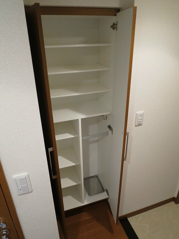 物件内観写真13　(☆大きい玄関収納☆)