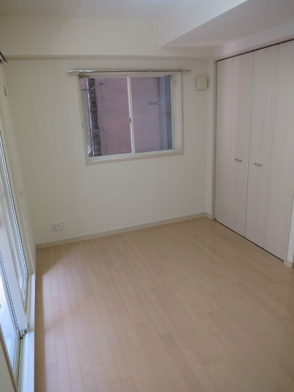 物件内観写真8　(２面採光の明るいベットルーム☆)