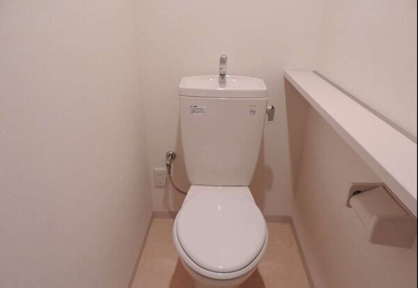 トイレ(※別号室の写真。現状優先。)
