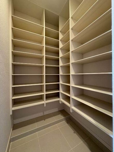 物件内観写真3　(シューズインクローゼット)