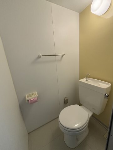 物件内観写真8　(別号室の写真となりますので、現状を優先します。)