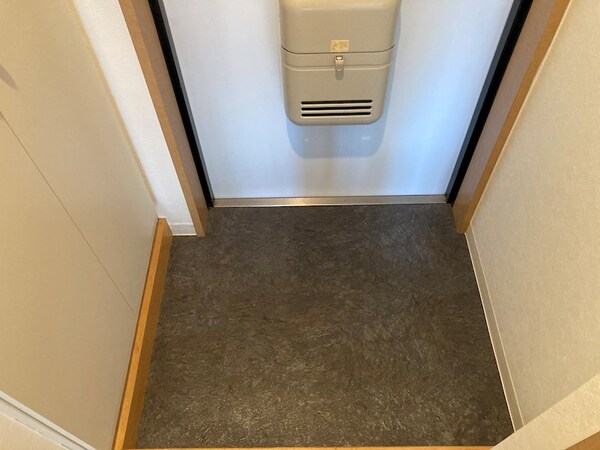 玄関(※同物件別部屋参考写真)
