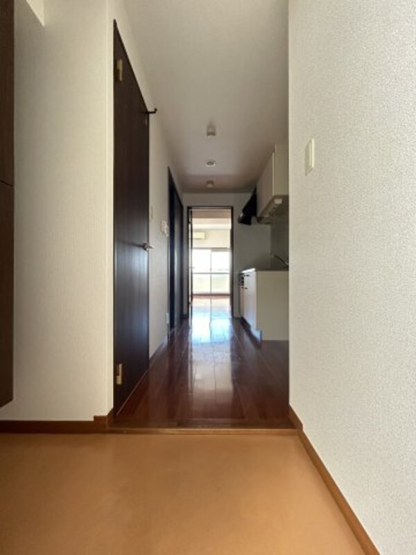 玄関(同物件別号室参考写真)