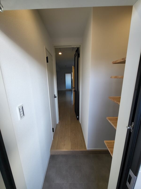 玄関(※同物件別号室参考写真)