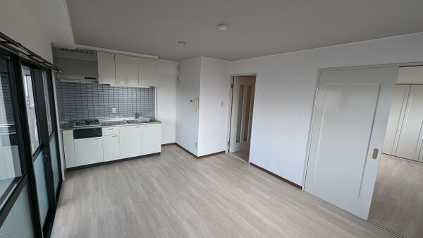 居室(※同マンション別部屋の参考写真です。)