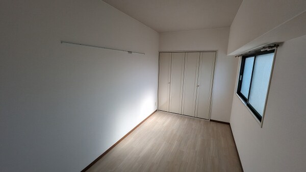 寝室(※同マンション別部屋の参考写真です。)