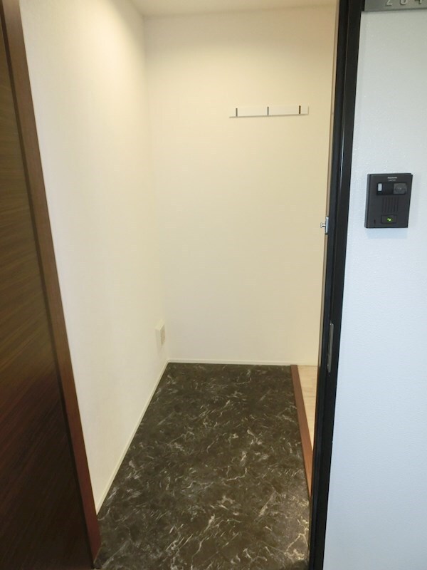 玄関(※同物件別号室参考写真)