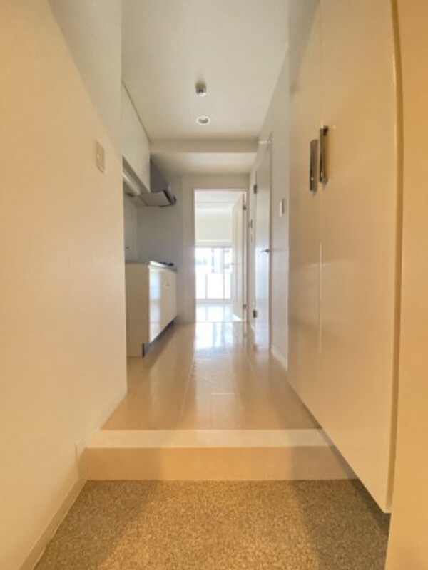 玄関(※同物件参考写真)