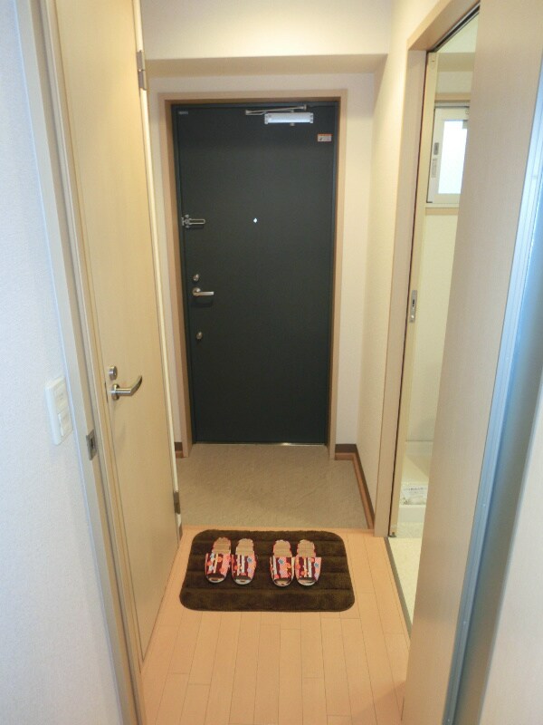 玄関(※同物件別部屋参考写真)