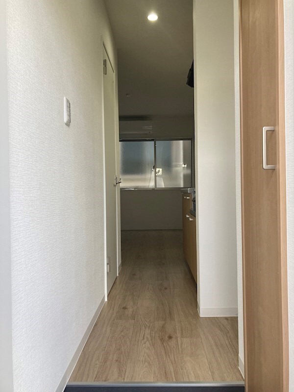 玄関(※同物件別号室参考写真)