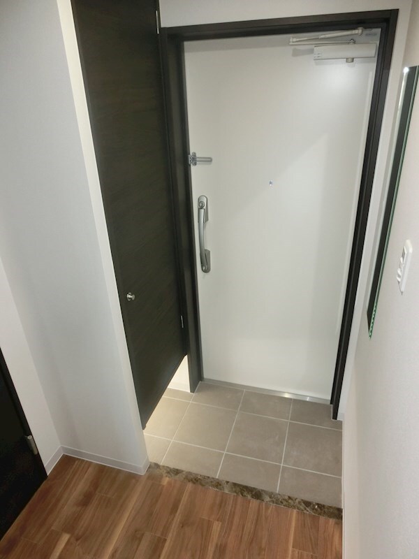 玄関(※同物件別号室参考写真)