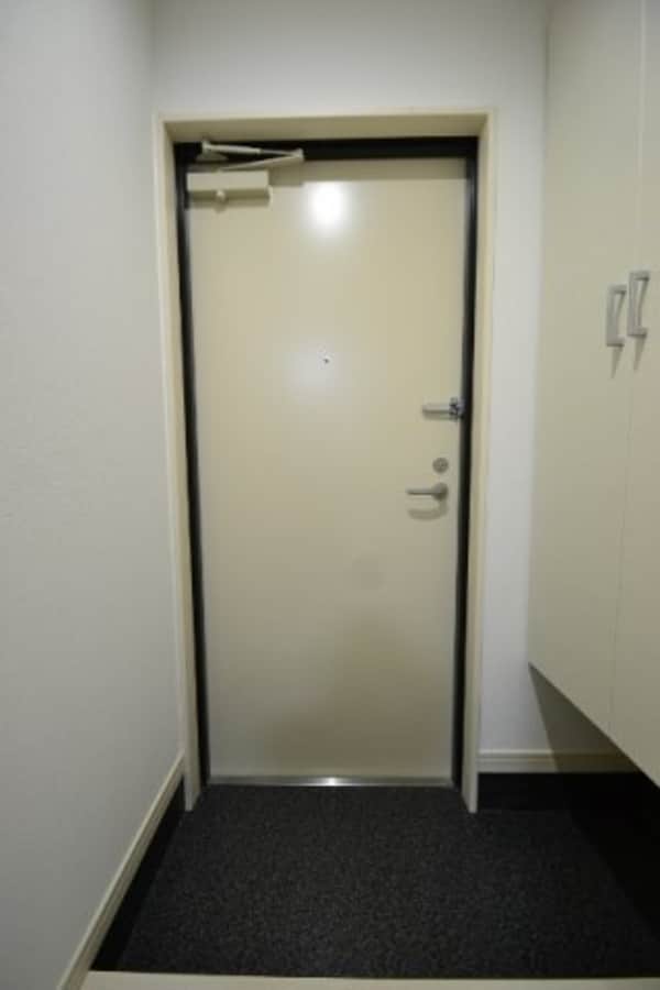 玄関(※同物件別号室参考写真)