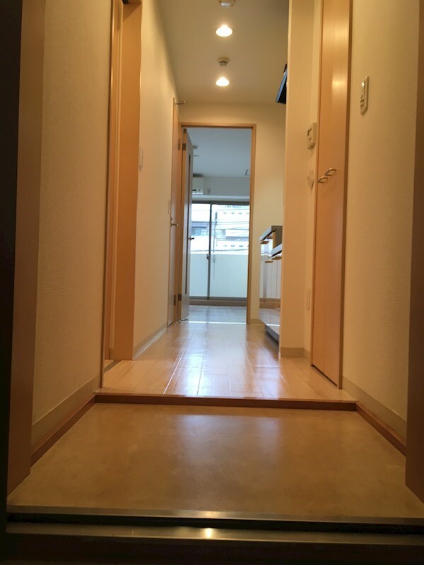 玄関(※同物件別号室参考写真)