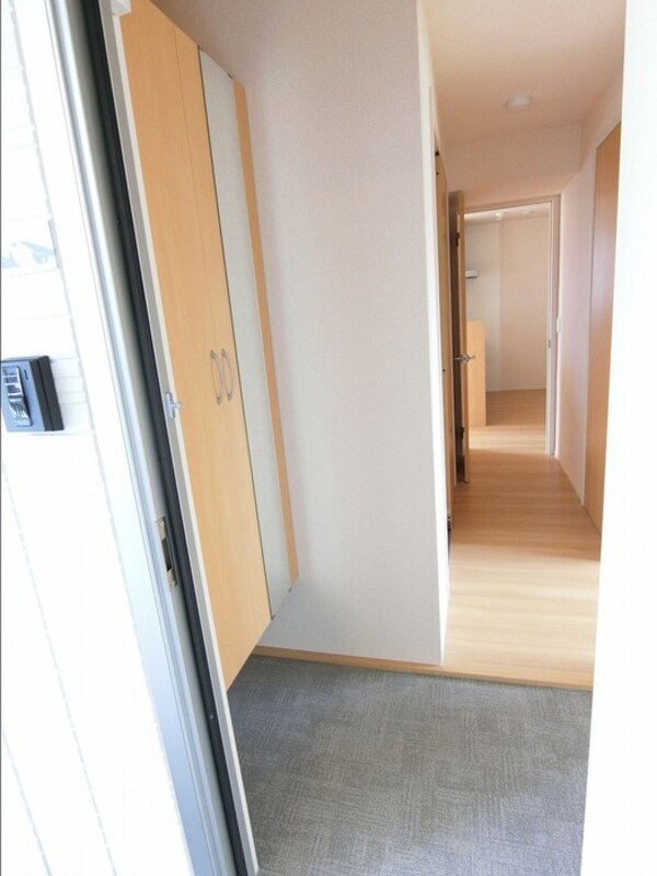 玄関(※同物件別号室参考写真)