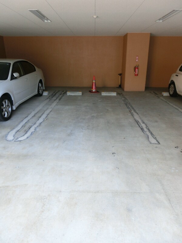 物件外観写真3　(駐車場☆)