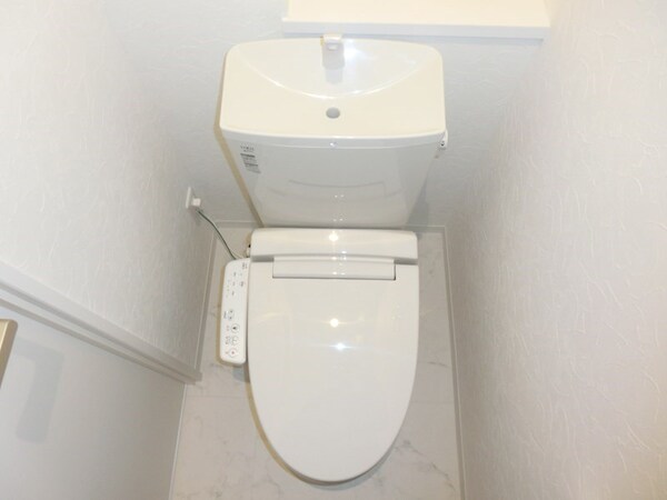 トイレ(※同物件別部屋参考写真建具の色要確認)