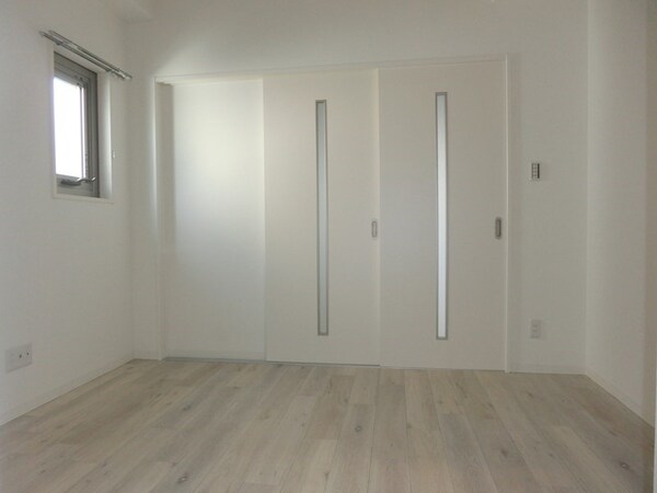 寝室(※同物件別部屋参考写真建具の色要確認)