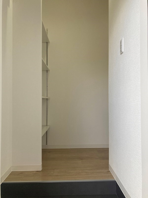 玄関(※同物件別号室参考写真)